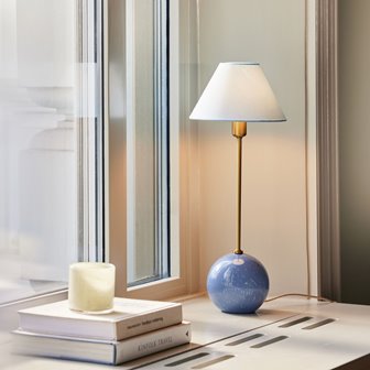 zdjęcie Wysoka lampa stołowa kula szklana Iris niebieska